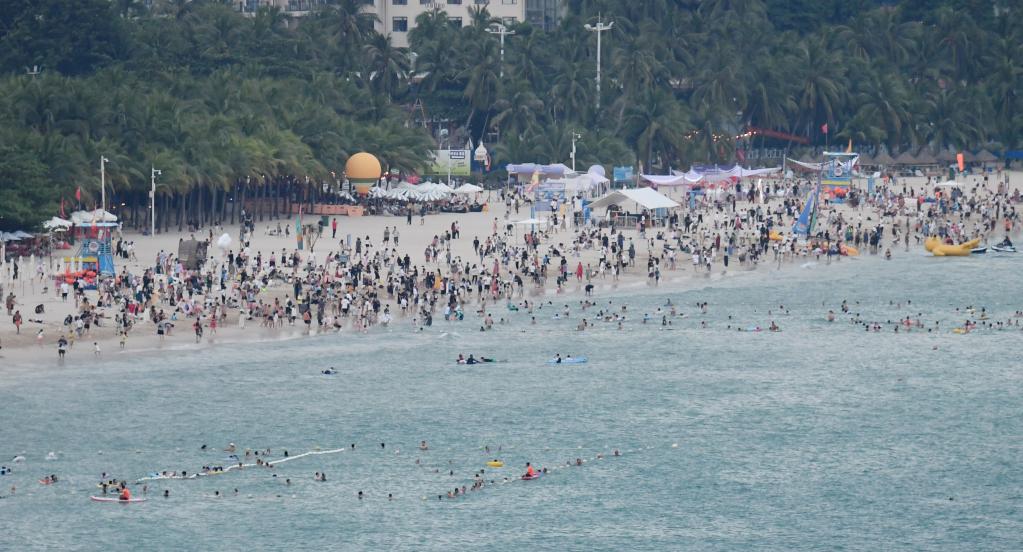 10月4日，三亚市大东海旅游区游人如织。新华社记者赵颖全　摄